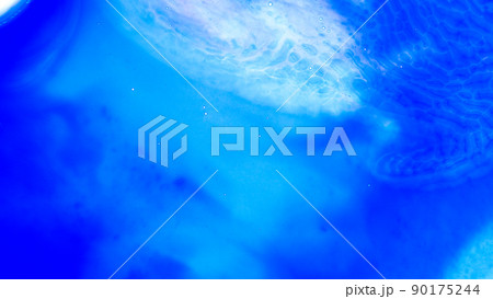 青く光る透明な海を水中から見上げたような抽象背景画像。 90175244