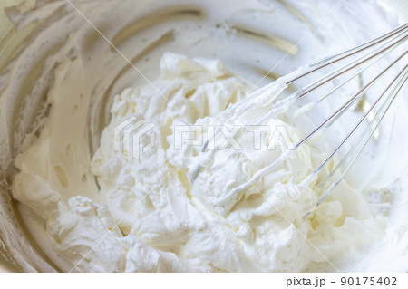 生クリームを泡立て器で泡立てるイメージ 90175402
