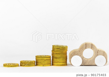 おもちゃの車と金貨 90175403