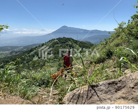 茶臼岳登山道から見える岩手山と早池峰山 90175629