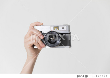 カメラをかまえる手 カメラをかまえる手 90176353