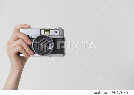 カメラをかまえる手　写真素材 90176355
