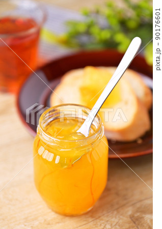 マーマーレードジャムとバゲット（パン）の朝食イメージ。 90176601