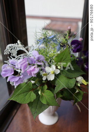 窓辺に庭の花を飾る 90176680