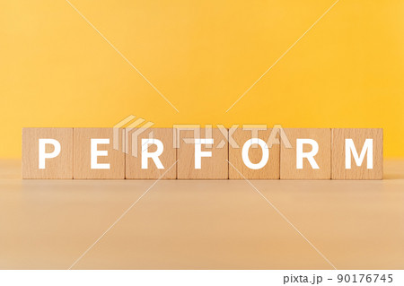 「PERFORM」と書かれた積み木 「PERFORM」と書かれた積み木 90176745