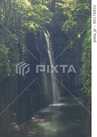 高千穂峡　五ケ瀬川と真名井の滝の眺望 90176832