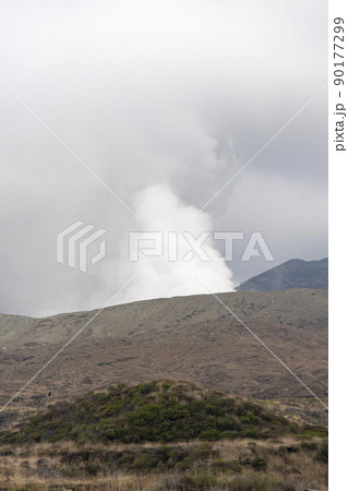 阿蘇中岳第一火口の噴煙 阿蘇中岳第一火口の噴煙 90177299