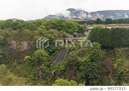 南阿蘇村の阿蘇大橋の崩落遺構 90177315