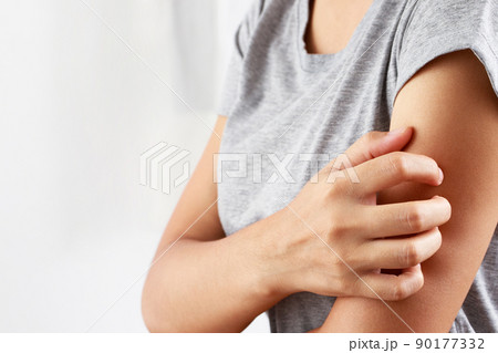 Health problems, woman has itchy hands Health problems, woman has itchy hands 90177332