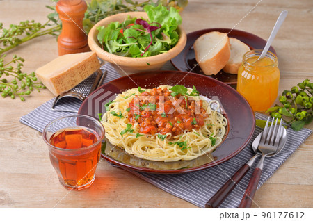 スパゲッティ、ミートソース。ランチ、パスタ、ミートソーススパゲッティ。イタリアン、洋食。 90177612