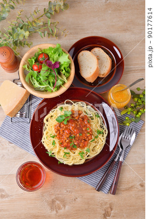 スパゲッティ、ミートソース。ランチ、パスタ、ミートソーススパゲッティ。イタリアン、洋食。 スパゲッティ、ミートソース。ランチ、パスタ、ミートソーススパゲッティ。イタリアン、洋食。 90177614