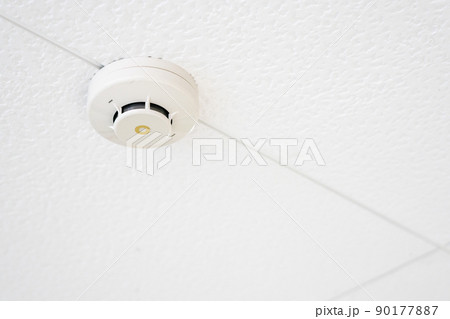 天井に取り付けられた火災警報器 90177887