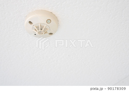 天井に取り付けられた熱探知器 90178309