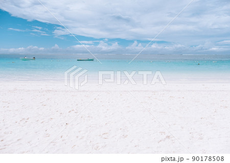 Tropical white sandy beach with blue oceanの写真素材 [90178508 