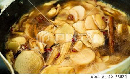 ジンジャーシロップの材料を鍋に煮る 90178626