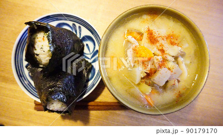 海苔巻きおにぎりと豚汁 海苔巻きおにぎりと豚汁 90179170