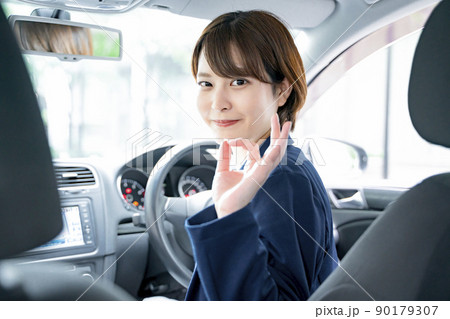 女性　運転　自動車　ポーズ 90179307