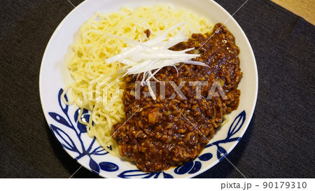韓国麺料理の炸醤麺（ジャージャー麺） 90179310