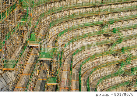 再開発中の鶴田ダムの堤体 90179676