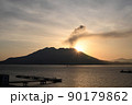 桜島の噴火と噴煙　鹿児島市内からの眺望 90179862