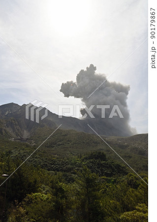 桜島の噴火　湯の平展望所からの眺望 90179867
