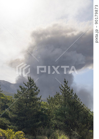桜島の噴火　湯の平展望所からの眺望 90179873