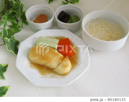 おいしそうで食べやすいムースの介護食と卵がゆ おいしそうで食べやすいムースの介護食と卵がゆ 90180135