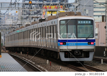 中央線を走る東京メトロ05系電車 中央線を走る東京メトロ05系電車 90180164