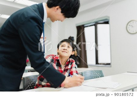 塾　授業風景　勉強 90180572