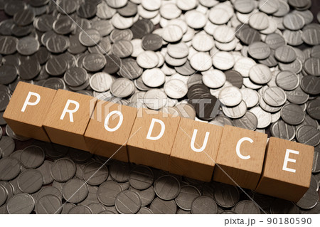生産・プロデュースのイメージ｜「PRODUCE」と書かれた積み木とコイン 90180590