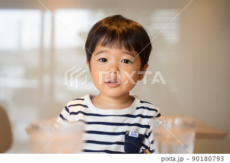 朝のカフェで朝食を食べた後の3歳男児 90180793