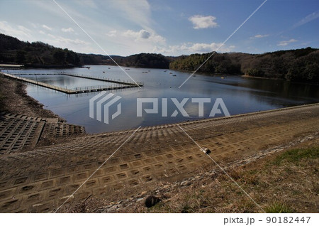 宮沢溜池の堤体と宮沢湖 90182447