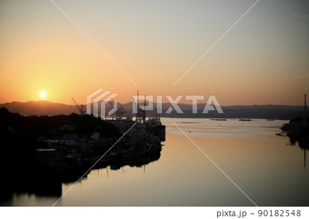 海と朝日 90182548