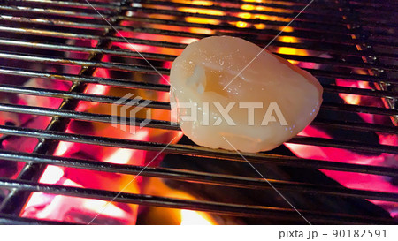 バーベキューの時に炭火で焼いたホタテ バーベキューの時に炭火で焼いたホタテ 90182591