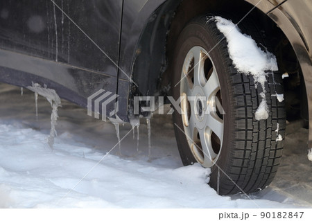 冬タイヤに付着した雪とツララ(四輪駆動車のスタットレスタイヤ) 冬タイヤに付着した雪とツララ(四輪駆動車のスタットレスタイヤ) 90182847