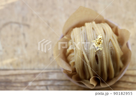 金箔が乗った和栗のモンブランケーキ 90182955