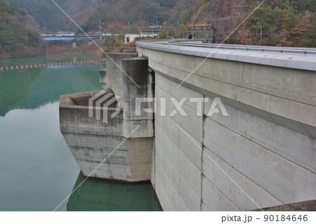 滝畑ダムの洪水吐 90184646