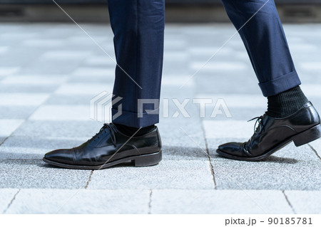 ビジネスマンの足元 90185781