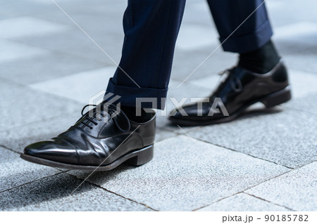 ビジネスマンの足元 ビジネスマンの足元 90185782