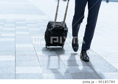 ビジネスマンの足元 90185784