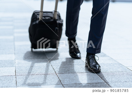 ビジネスマンの足元 90185785