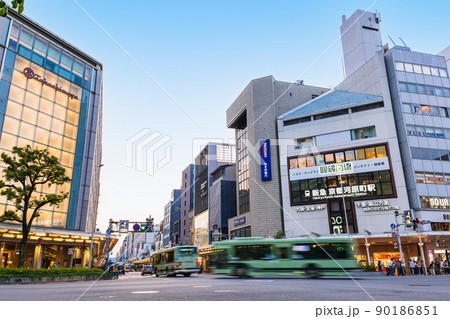 京都 夕暮れの四条河原町 京都 夕暮れの四条河原町 90186851