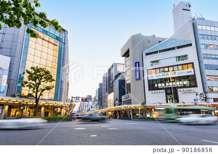 京都 夕暮れの四条河原町 京都 夕暮れの四条河原町 90186856