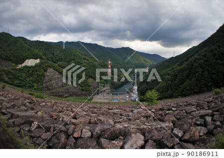 岩屋ダムの下流と発電所 岩屋ダムの下流と発電所 90186911
