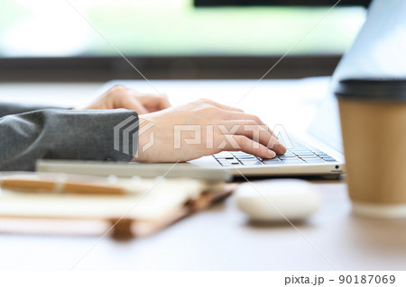 デスクワークをする女性　ボディーパーツ　キーボード 90187069