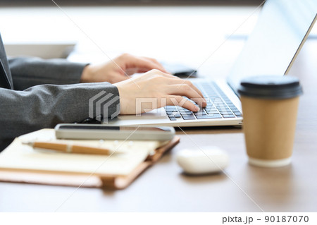 デスクワークをする女性　ボディーパーツ　キーボード 90187070