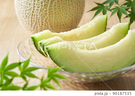 カットして盛り付けたアールスメロン 90187535