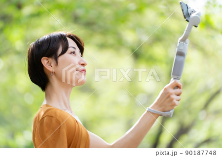 新緑　スマホ　配信　Vlog　女性 90187748