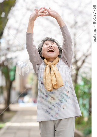 シニア 女性 ポートレート 伸び シニア 女性 ポートレート 伸び 90187769