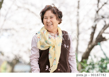 シニア　女性　ポートレート 90187782